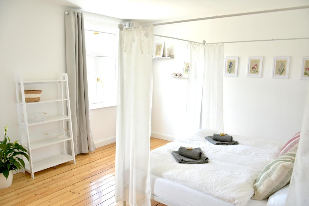 White Midsommar - Stilvolle Wohnung, 3 Schlafzimmer, Wohnzimmer, Kueche Landshut Kültér fotó