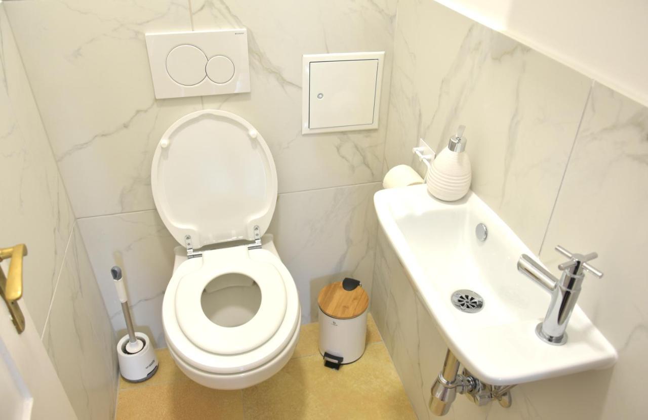 White Midsommar - Stilvolle Wohnung, 3 Schlafzimmer, Wohnzimmer, Kueche Landshut Kültér fotó